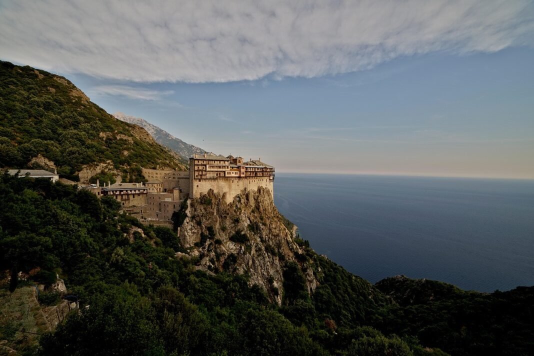 De ce nu au voie femeile pe muntele Athos / Foto: Pixabay