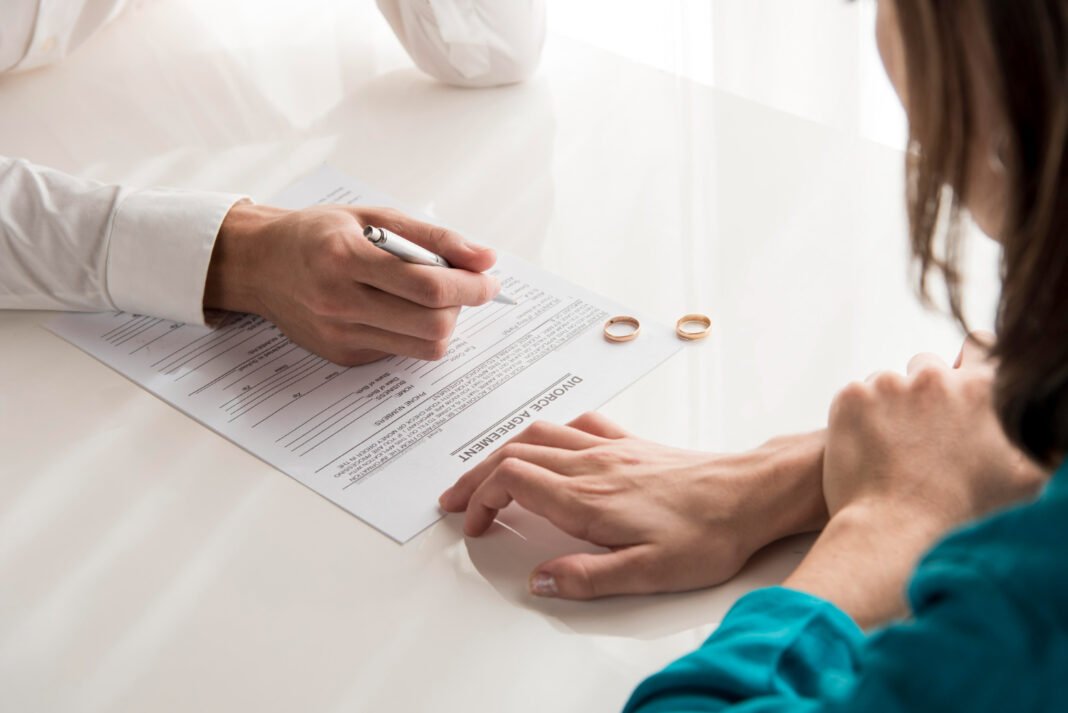 Foștii soți își pot păstra numele după divorț fără acord reciproc / Foto: Freepik