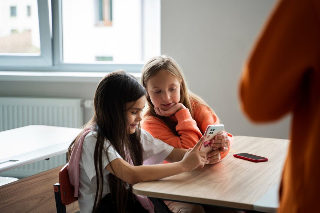 Telefoanele mobile ar putea fi interzise complet în școli / Foto: Magnific