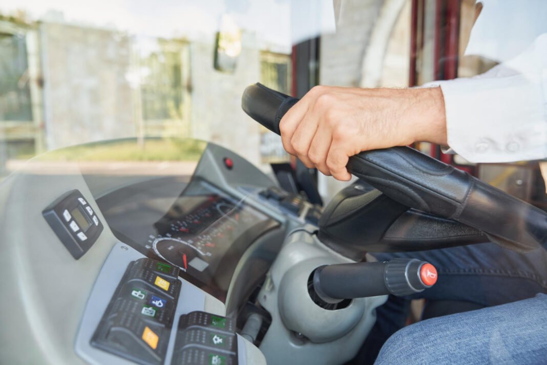 Șofer de autobuz, concediat după 17 ani pentru că lăsa copiii acasă / Foto: Magnific