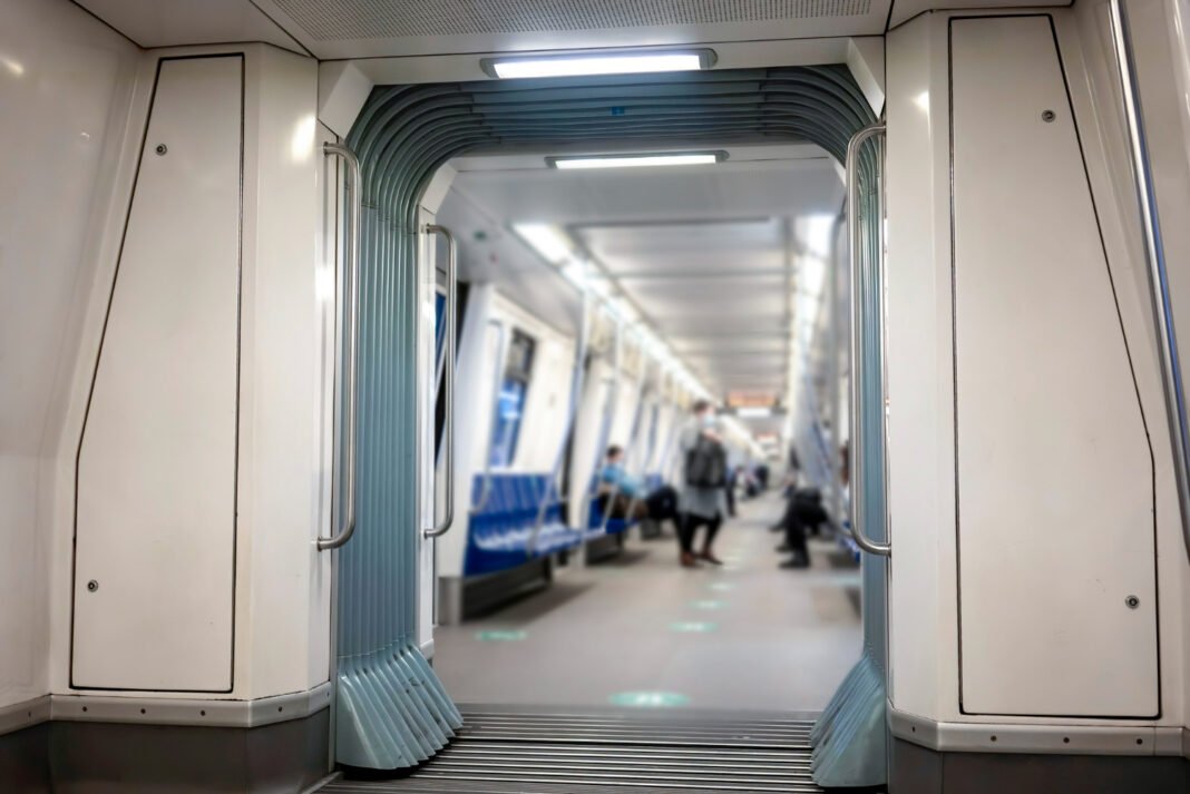 Noi reguli la metrou pentru posesorii de biciclete și trotinete / Foto: Magnific