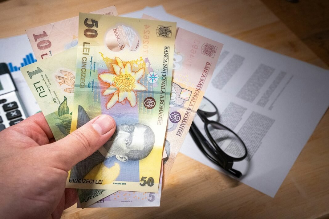 Salariul minim pe economie în România în 2026 / Foto: Jakub Żerdzicki via Unsplash